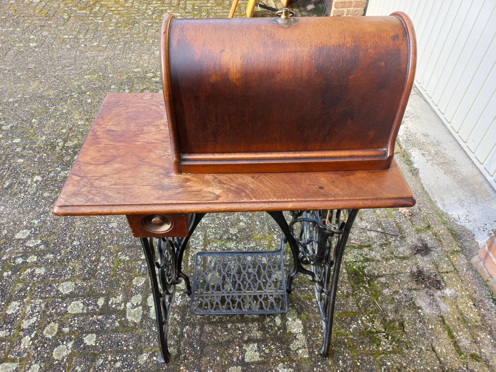 Vintage Singer naaimachine op tafel met accessoires, Ophalen