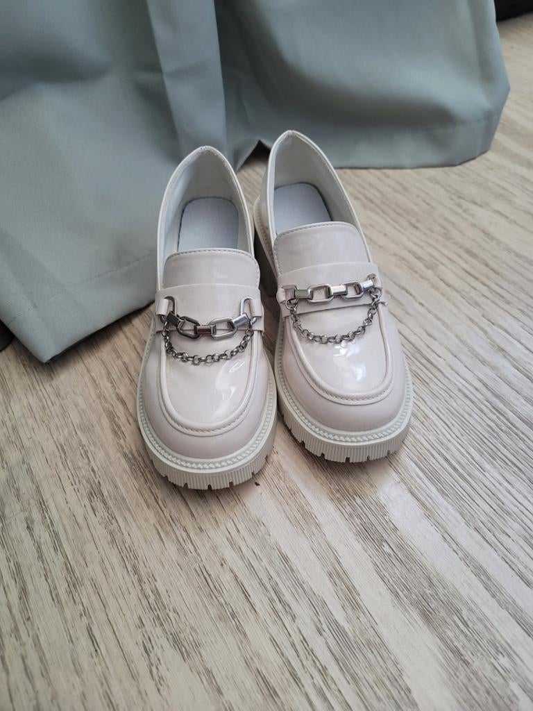 Zo goed als nieuwe beige loafers met ketting, maat 37,5, Ophalen of Verzenden, Zo goed als nieuw, Beige, Instappers