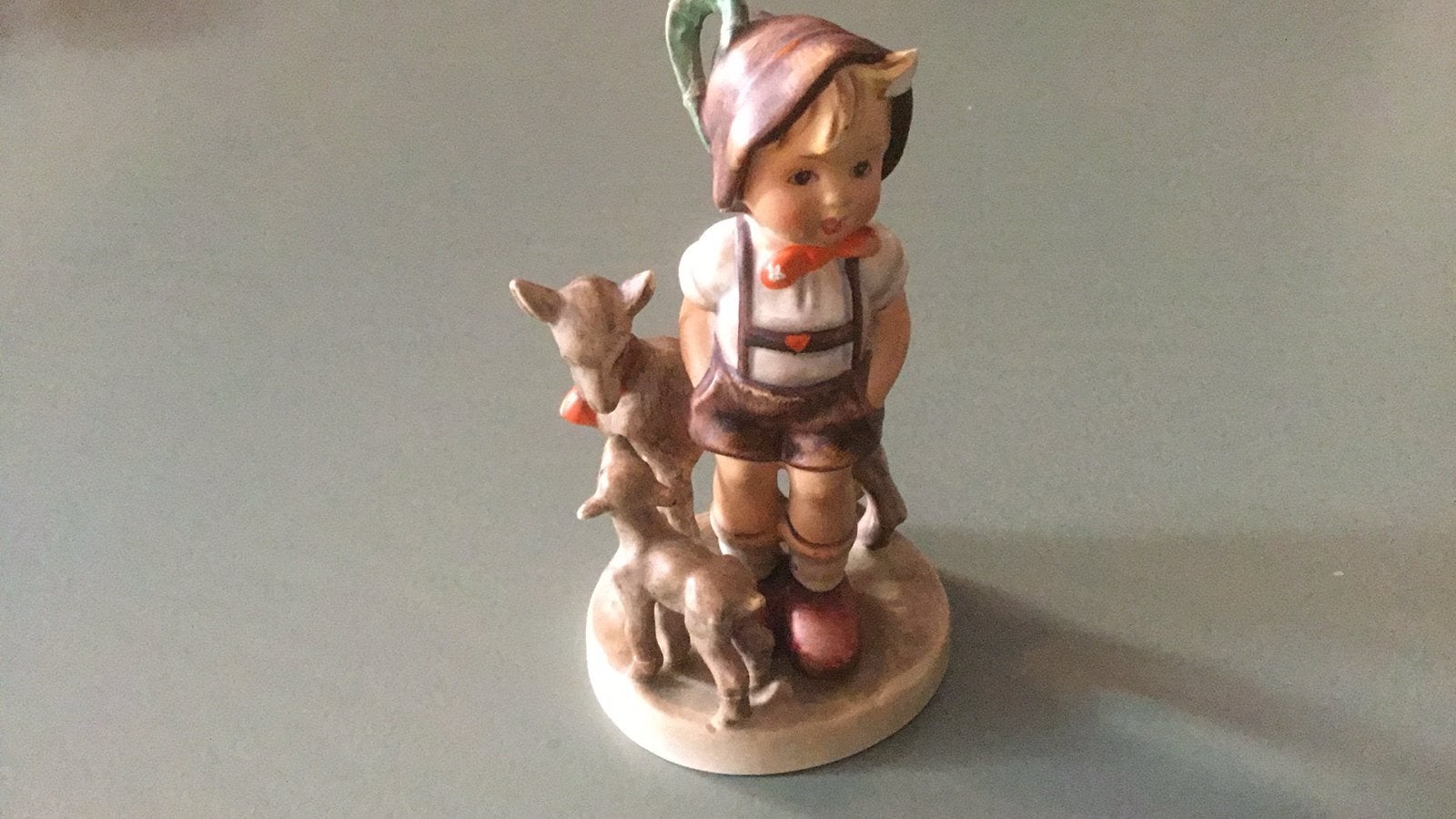 Vintage Hummel beeldje jongen met geitjes, Ophalen of Verzenden, Gebruikt, Hummel