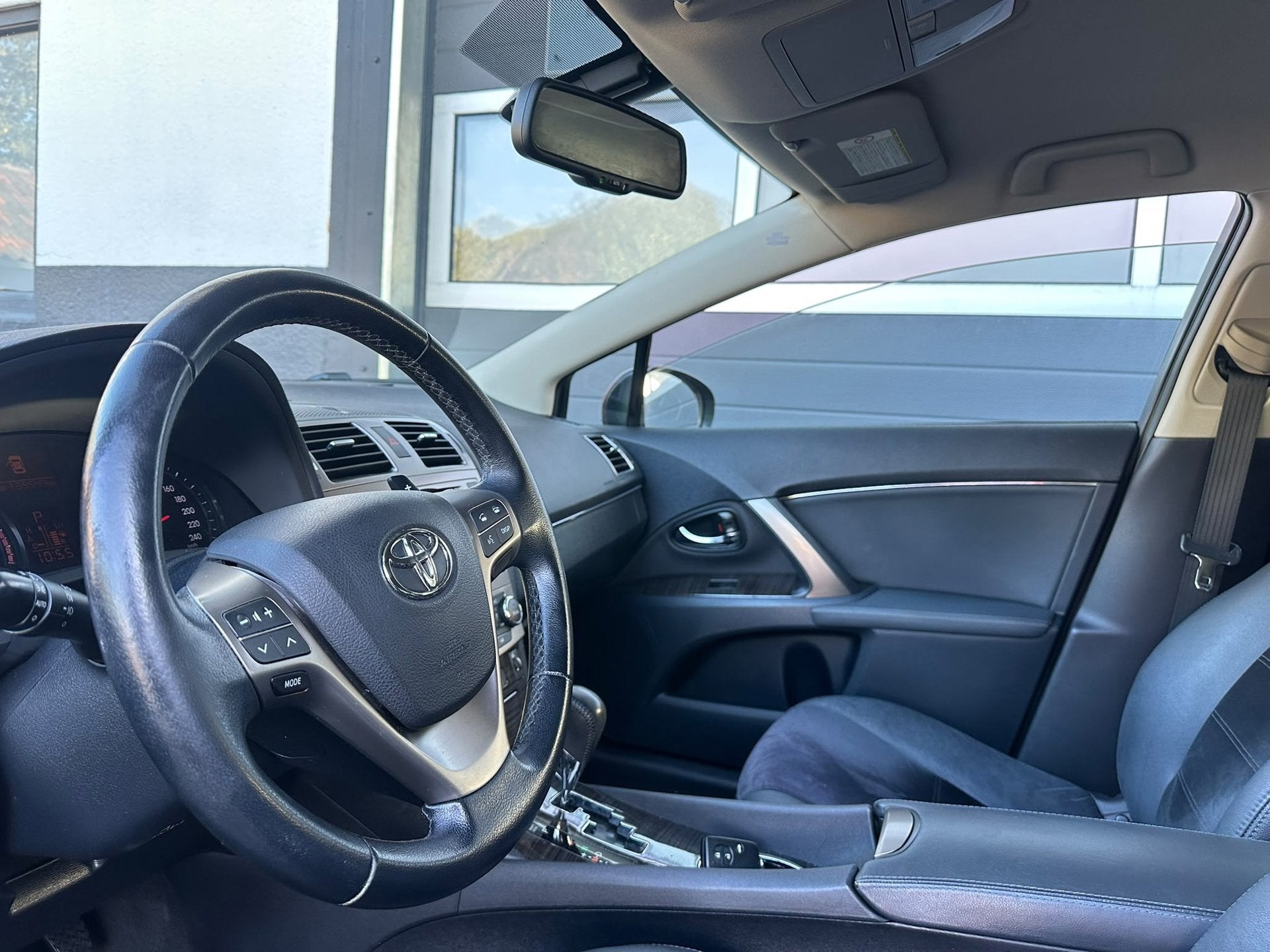 Toyota Avensis 1.8 VVTi Dynamic | AUTOMAAT | CAMERA | AIRCO, Auto's, 15 km/l, 4 cilinders, Alcantara, Origineel Nederlands