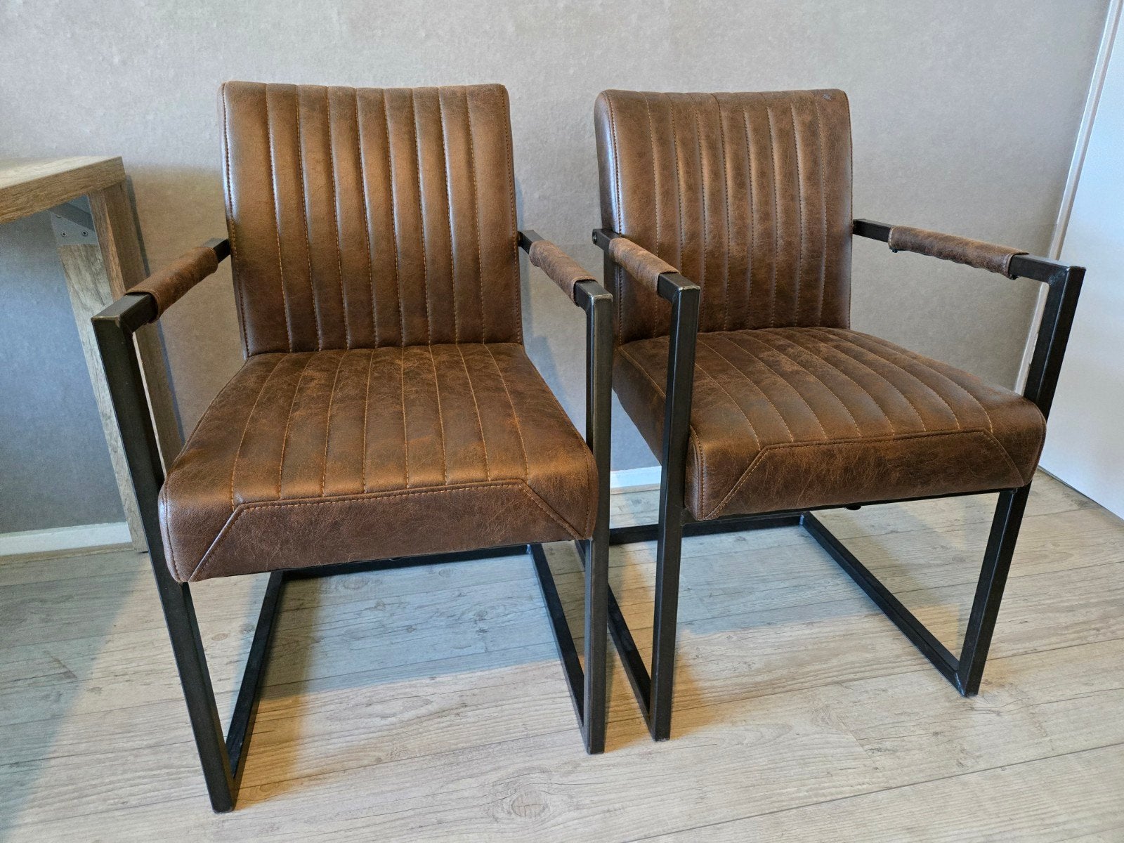 Set van 2 Tower Living Stoel Ferro met armleuning, Huis en Inrichting, Ophalen, Twee, Bruin, Zo goed als nieuw