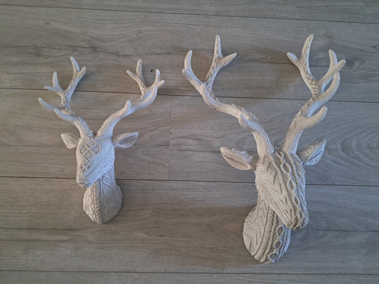 Set van 2 gebreide hertenkoppen wanddecoratie, Ophalen, Wandsculptuur, Steen/keramiek, Zo goed als nieuw