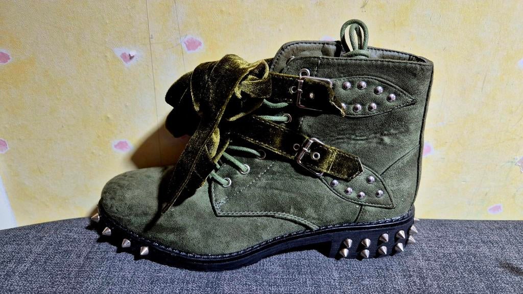 Nieuwe groene laarsjes met spikes maat 38. Binnenzool 24.5, Lage of Enkellaarzen, Nieuw, Ophalen of Verzenden, Groen