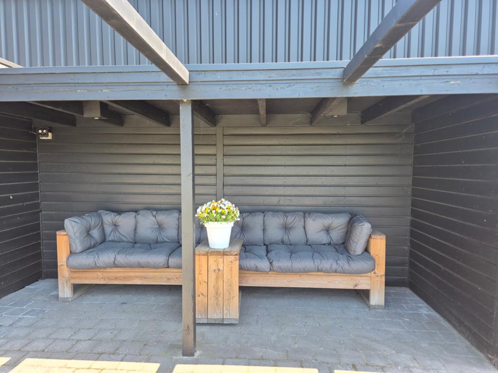 Grote houten buitenbank 360 cm met palletkussens en tafel, Ophalen, Zo goed als nieuw, Loungeset, Hout