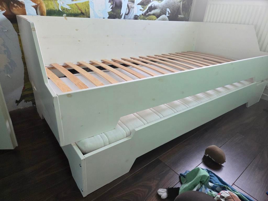Twee wit stapelbare eenpersoonsbed (den) met matrassen, Huis en Inrichting, Slaapkamer | Bedden, Ophalen, Gebruikt, 90 cm, Eenpersoons
