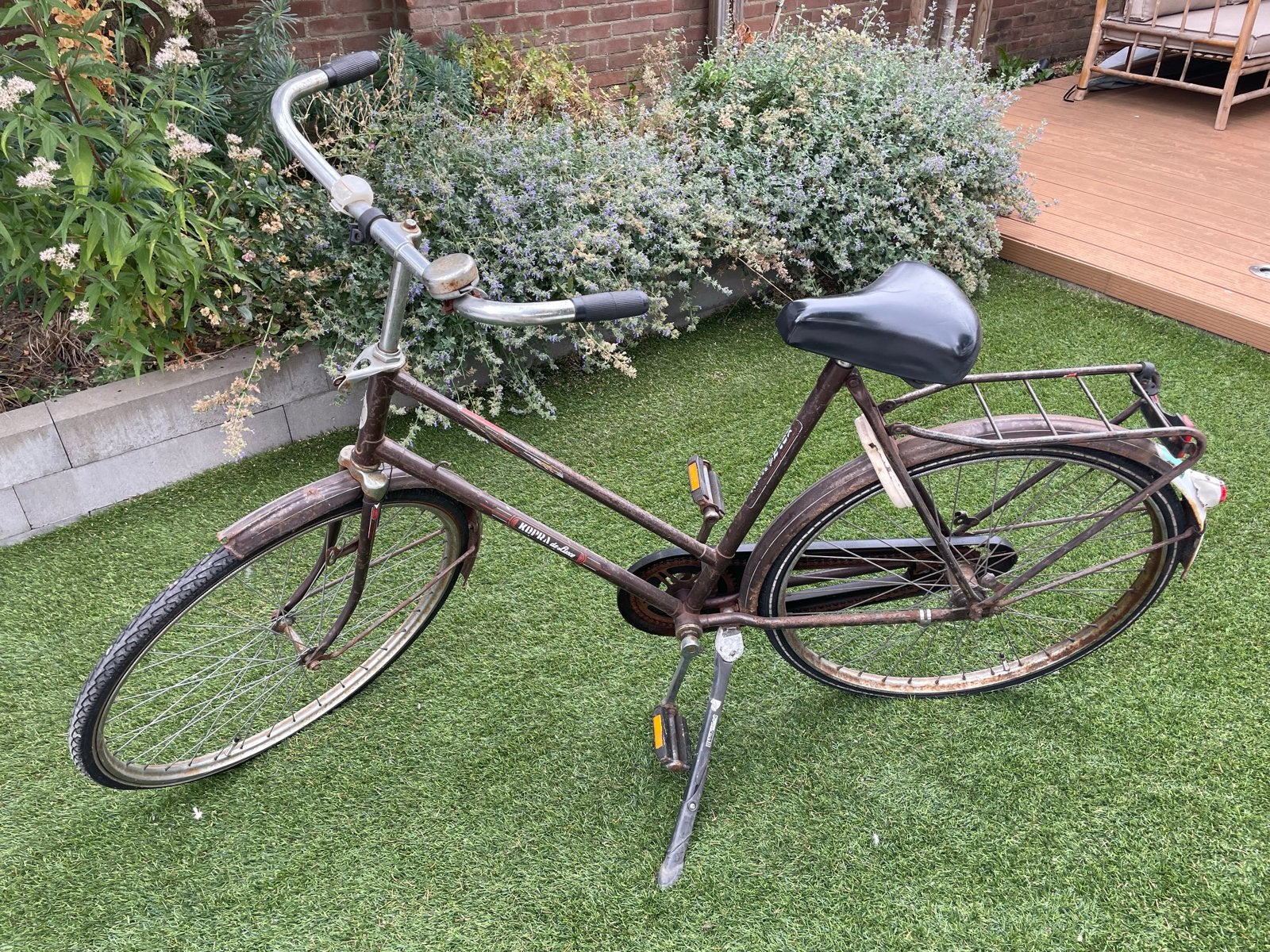 Oude Kopra de Luxe fiets met lekke achterband, Ophalen, Terugtraprem, Jaren '60 of nieuwer