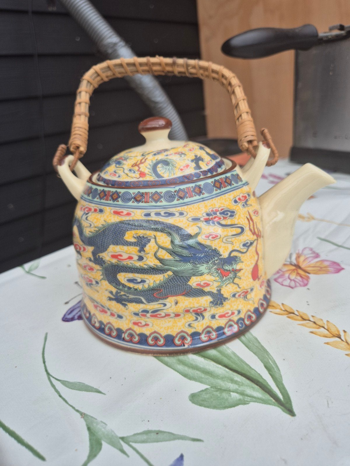 Vintage Chinese theepot met drakenmotief en rieten handvat, Ophalen