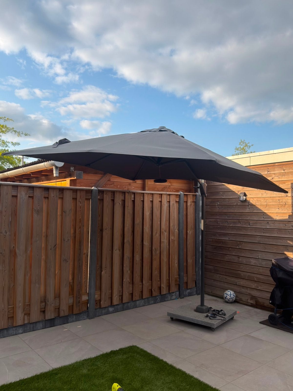 Zweefparasol met hoes en voet - Zo goed als nieuw, Ophalen, Verstelbaar, 2 tot 3 meter, Zweefparasol