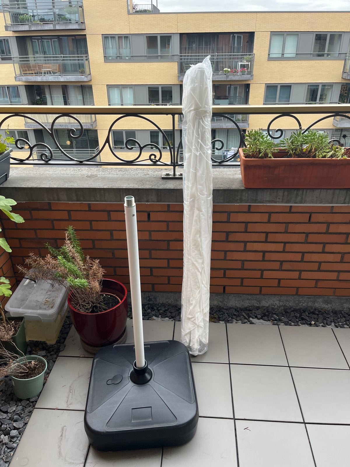 IKEA JOGGESÖ Parasol met voet - white 300 cm, Tuin en Terras, Ophalen of Verzenden, Zo goed als nieuw, 2 tot 3 meter, Stokparasol