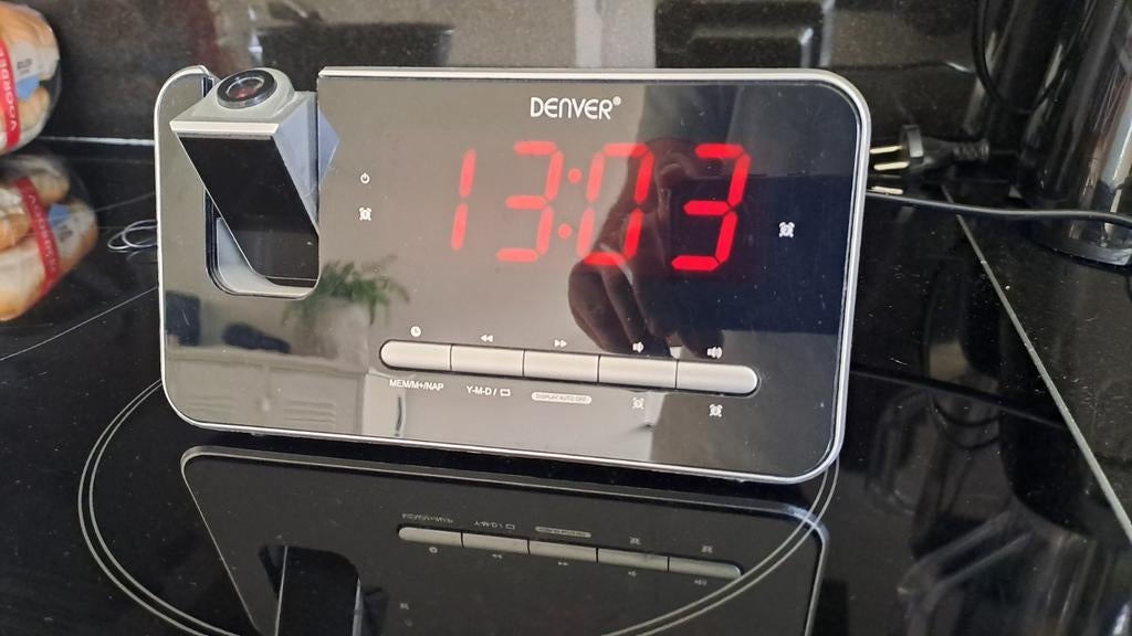 Denver Projectieklok met Radio - Digitale Wekker, Ophalen of Verzenden, Gebruikt, Digitaal