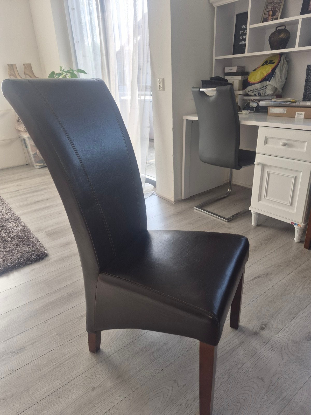 Stijlvolle bruine eetkamerstoel van leer en salon taf, Huis en Inrichting, Stoelen, Modern, Klassiek, Bruin, Ophalen of Verzenden