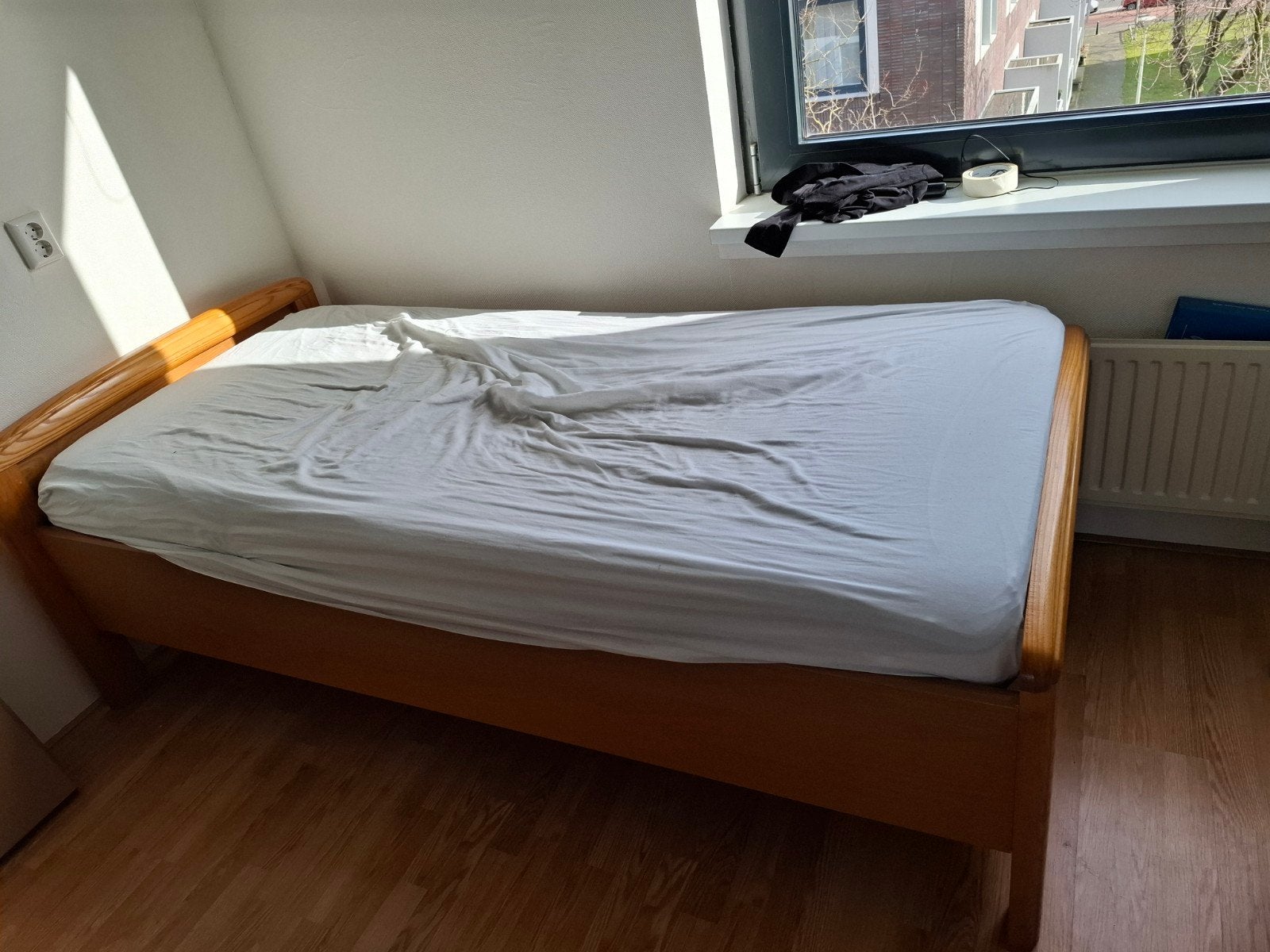 Eenpersoons seniorenbed met elektrische verstelling, Huis en Inrichting, Ophalen, 90 cm, Eenpersoons, Bruin