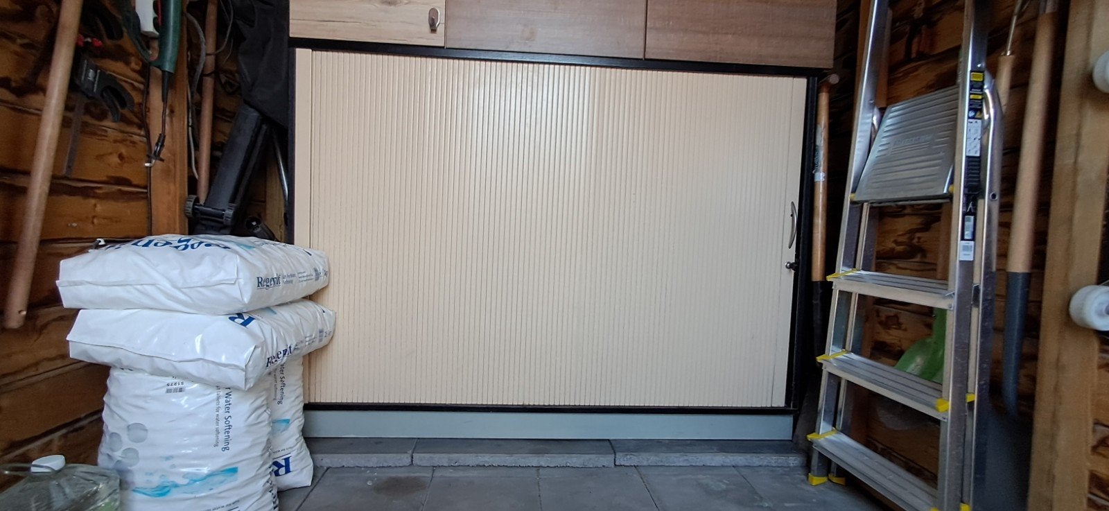 Praktische kast met rolluik voor opslag, Doe-het-zelf en Verbouw, Rolluiken, Gebruikt, Ophalen of Verzenden, 150 tot 200 cm, 150 tot 200 cm