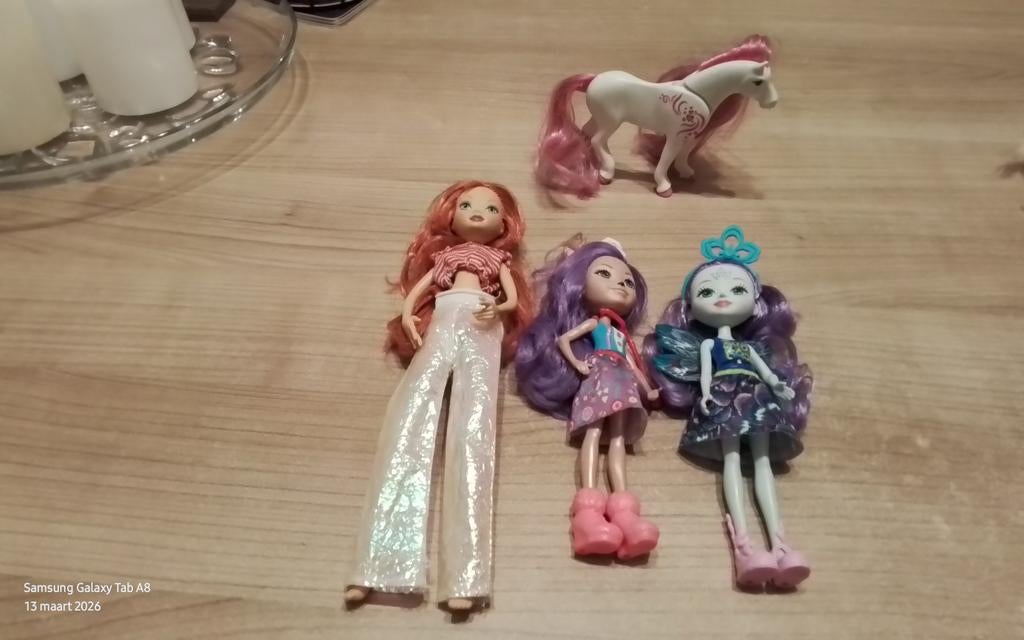 Poppen en paardje _Leuk speelgoed 2 ENCHANTIMALS, 1WINX CLUB, Ophalen of Verzenden, Gebruikt, Barbie