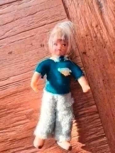 poppenhuis miniaturen ari popje nr 12 met blond haar, Ophalen of Verzenden, Zo goed als nieuw, Poppenhuis