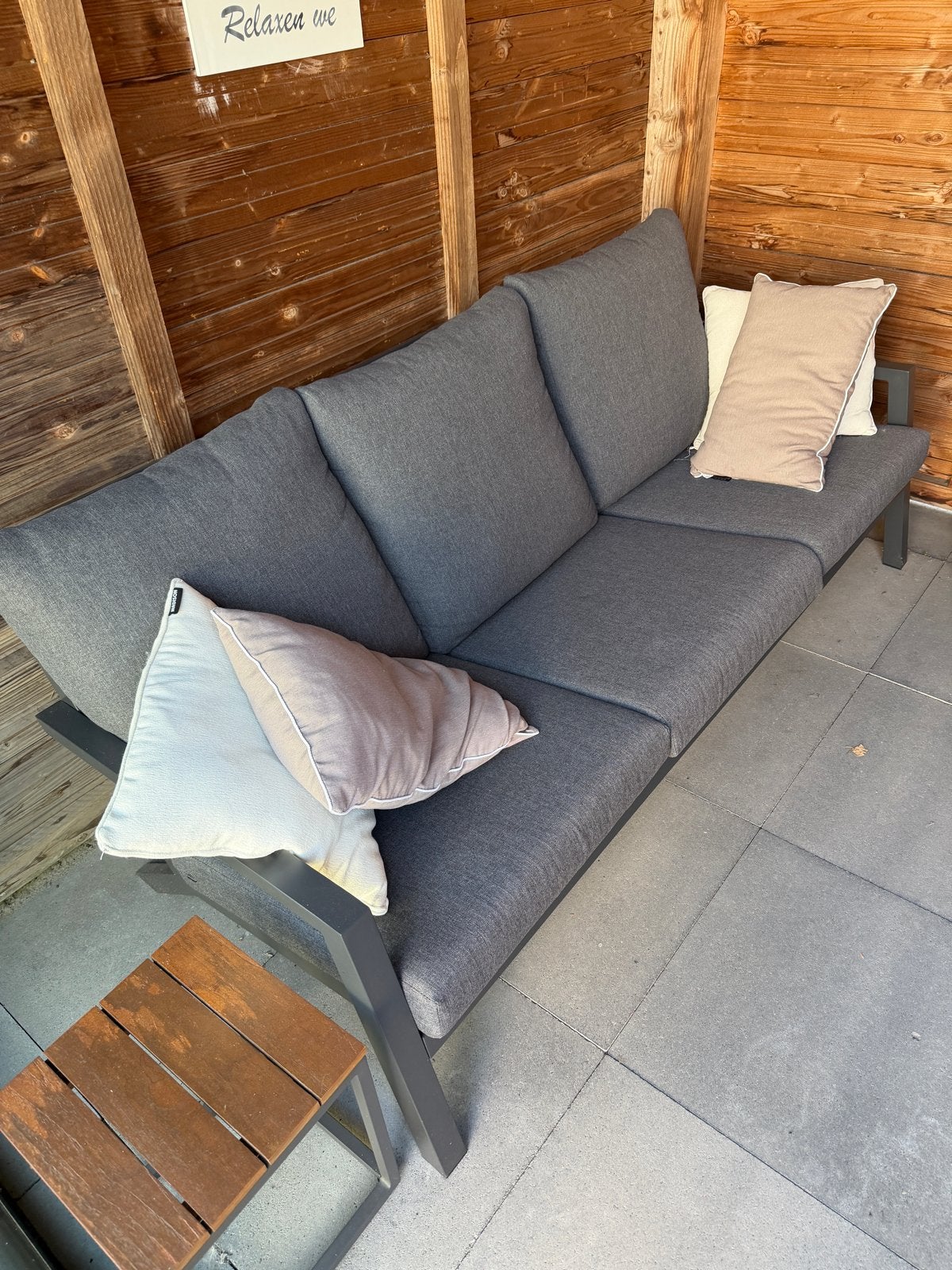 Moderne loungebank met aluminium frame en grijze kussens, Ophalen, 3 zitplaatsen, Aluminium, Zo goed als nieuw