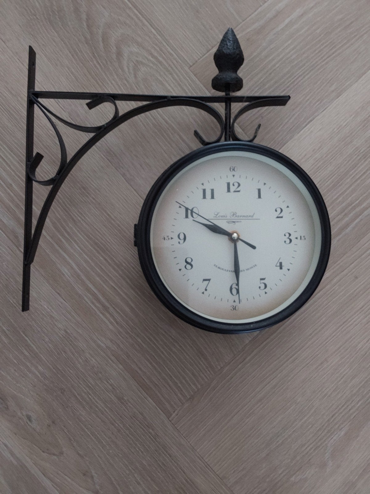 Dubbelzijdige Wandklok Louis Bernard, Huis en Inrichting, Woonaccessoires | Klokken, Ophalen of Verzenden, Gebruikt, Analoog, Wandklok
