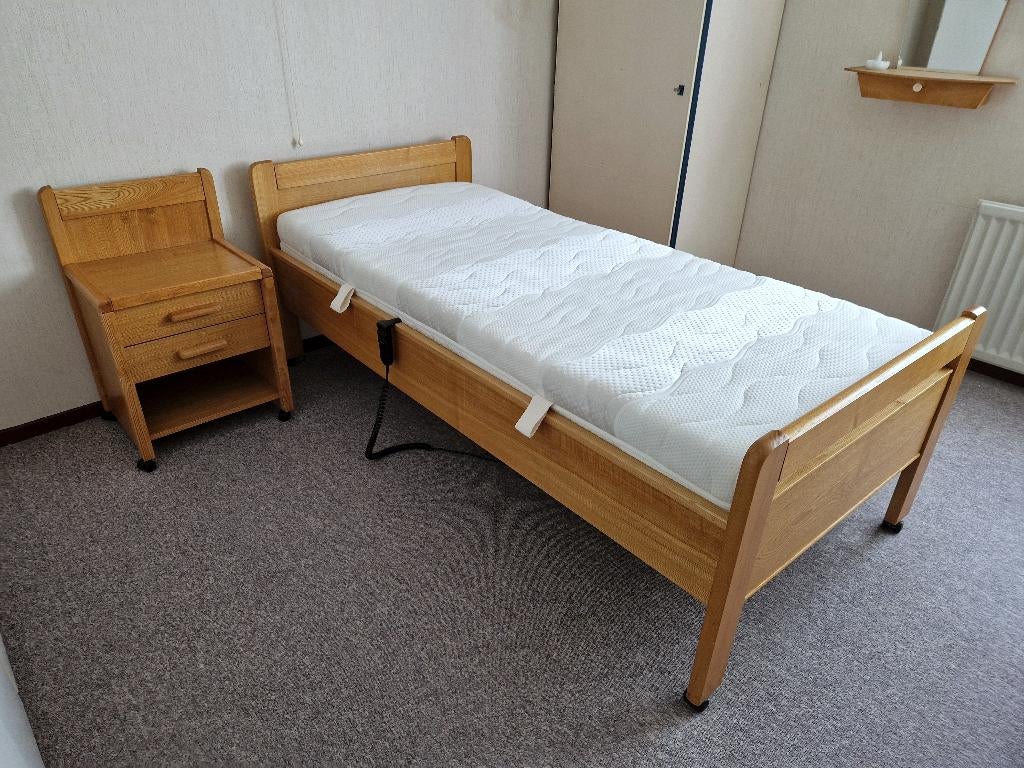 Elektrisch verstelbaar seniorenbed + nachtkastje + matras, Ophalen, Verstelbaar, 90 cm, Eenpersoons
