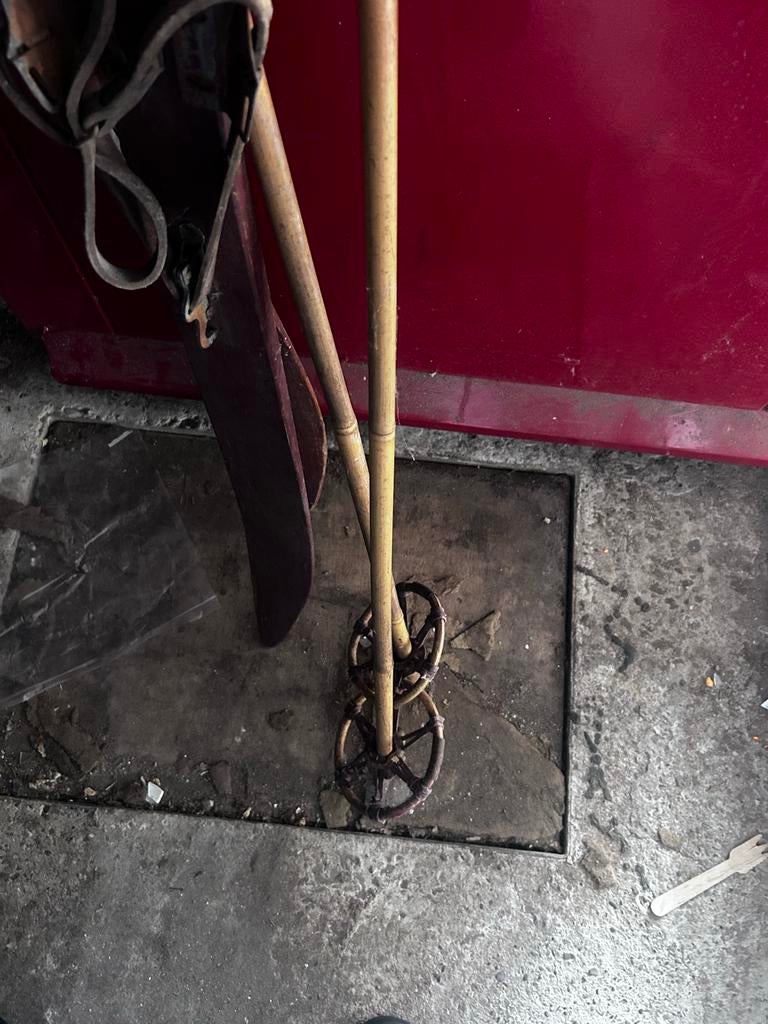 Oude houten ski's en stokken voor decoratie, Ophalen