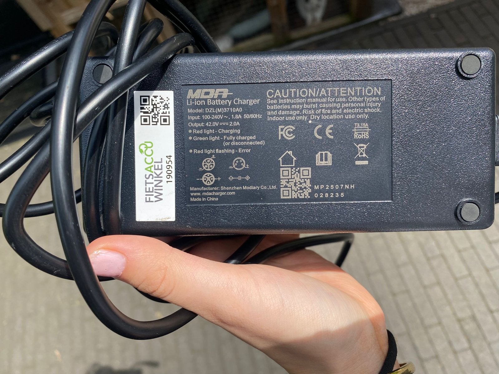 Li - ion battery charger, Fietsen en Brommers, Fietsaccessoires | Fietsaccu's, Ophalen of Verzenden, Nieuw
