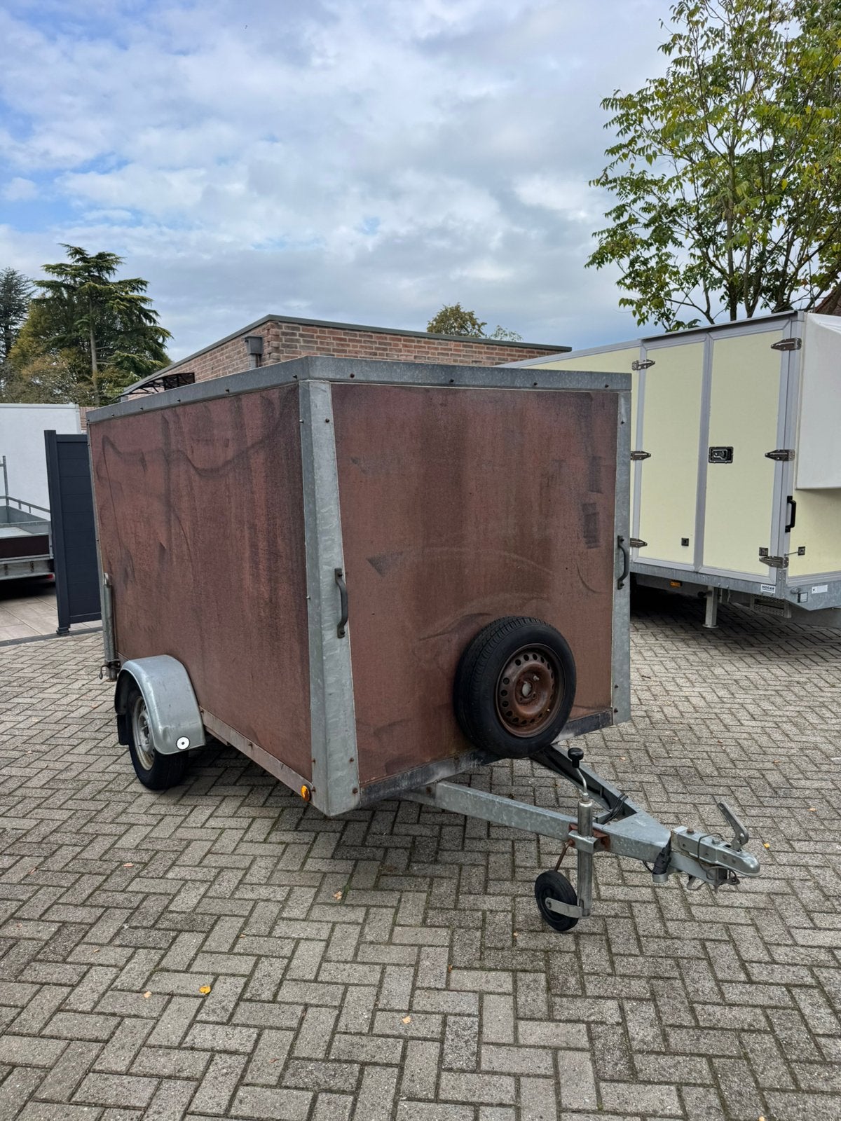 Gesloten Aanhanger dubbel asser met nieuw dak alles hard, Ophalen, Gebruikt