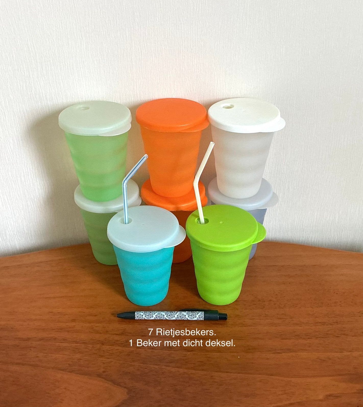Tupperware 7 Rietjesbekers 1 Beker met dicht deksel. 330 ml., Ophalen of Verzenden, Beker of Kan