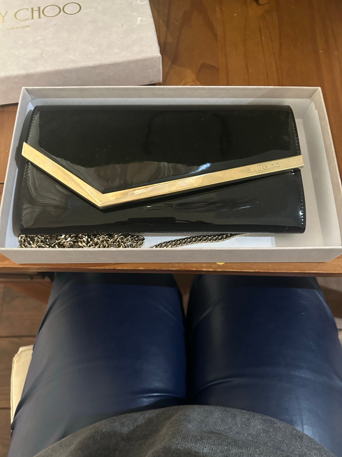 Jimmy Choo Clutch Zwart Lakleer met Gouden Details, Ophalen, Zo goed als nieuw, Zwart, Avondtasje