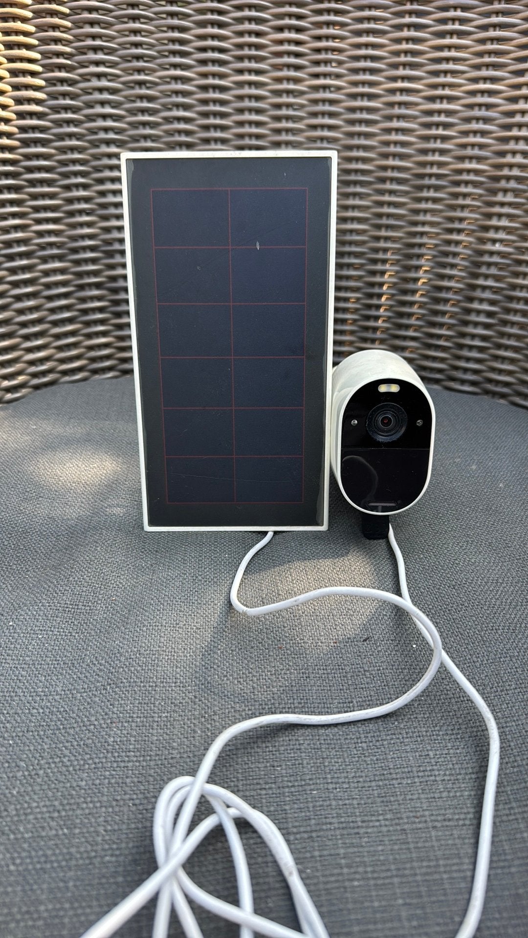 Te koop Arlo Essential Spotlight camera met zonnepaneel, Ophalen, Gebruikt, Buitencamera