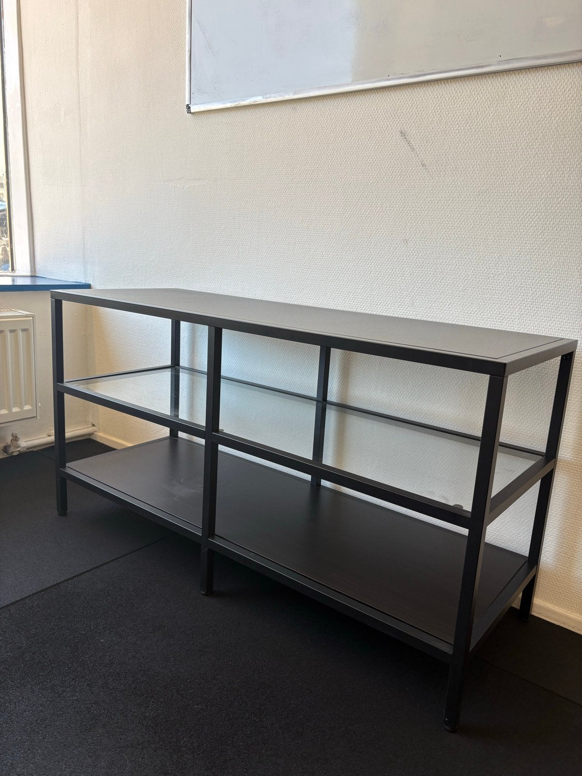 Zwart metalen rek met glazen en houten planken, Ophalen, Gebruikt, 100 tot 150 cm, Minder dan 100 cm
