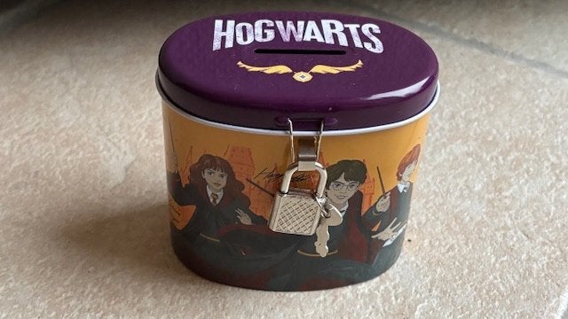 Harry Potter hogwarts spaarpot 8,5 cm hoog en 9,5 cm breed, Ophalen of Verzenden, Nieuw, Actiefiguurtje