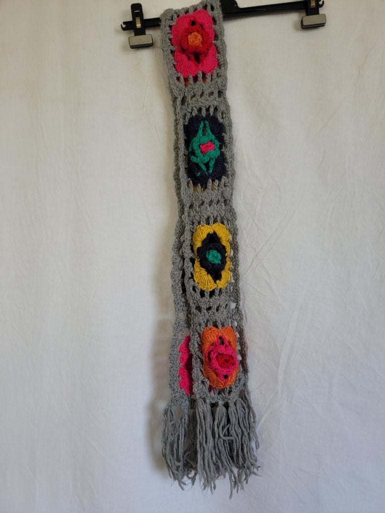 Mooie gehaakte sjaal met bloemetjes 13x150 merk Hema, Kinderen en Baby's, Kinderkleding | Mutsen, Sjaals en Handschoenen, Meisje