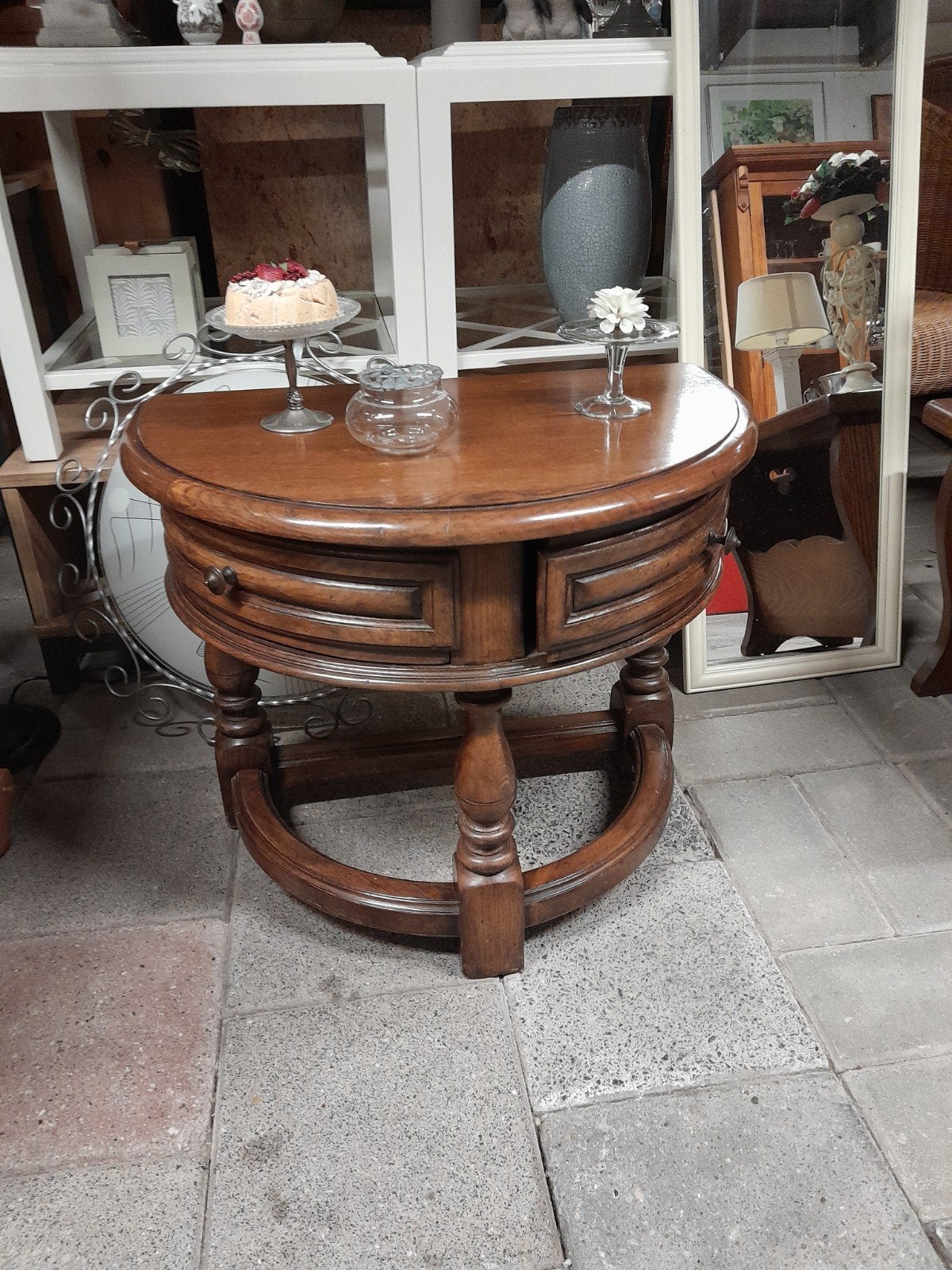 Halfronde bijzettafel met wegdraaibare laden, Ophalen