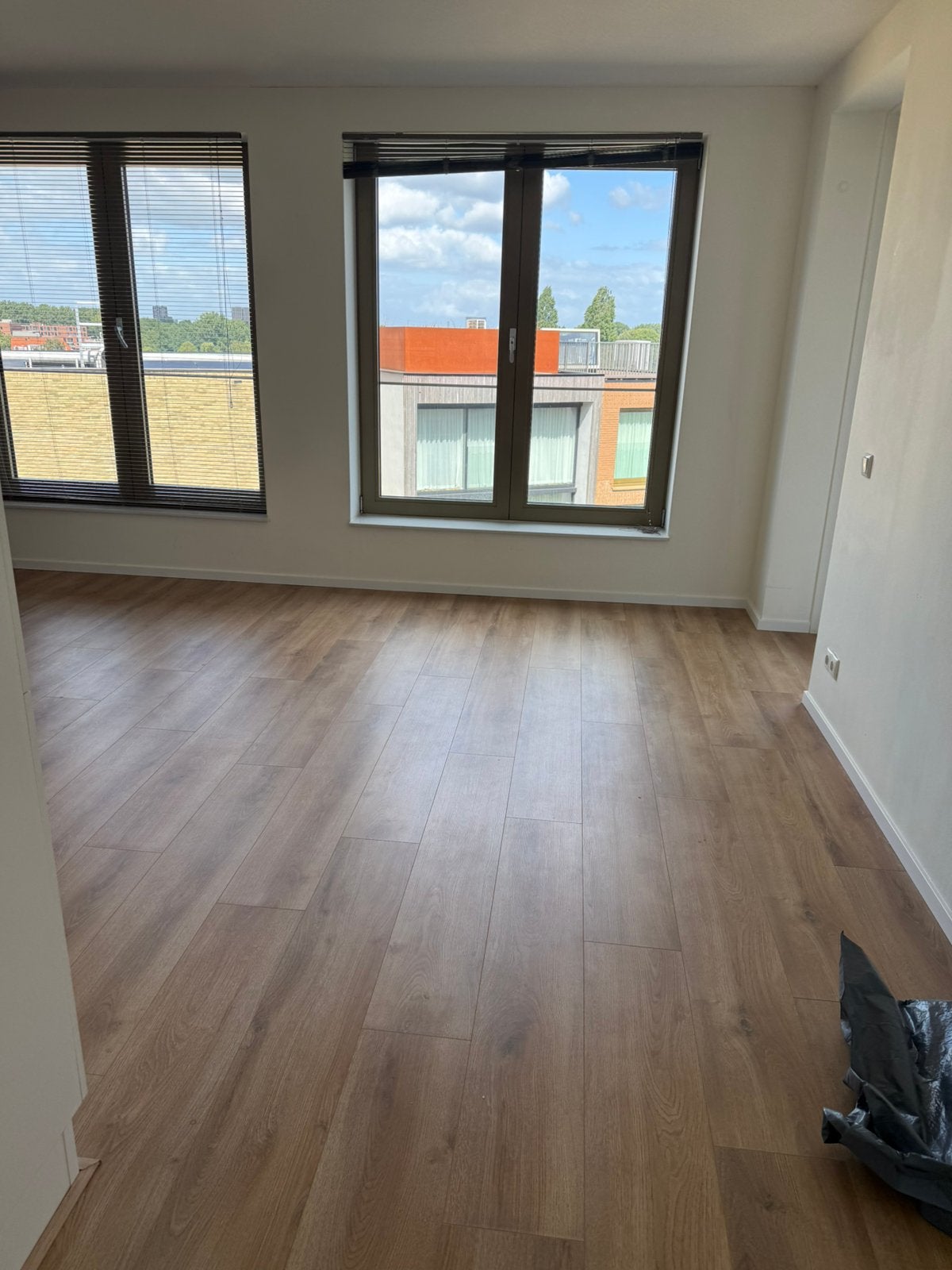 Laminaat 55m2 met hoge witte plinten, Ophalen, 50 tot 150 cm, Zo goed als nieuw, 10 m² of meer