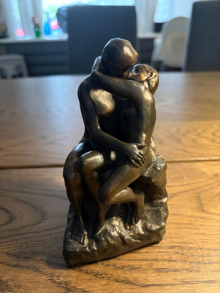Beeld 'De Kus' van Auguste Rodin. 17cm hoog, Antiek en Kunst, Ophalen, Groep mensen, Minder dan 20 cm, Gepatineerd
