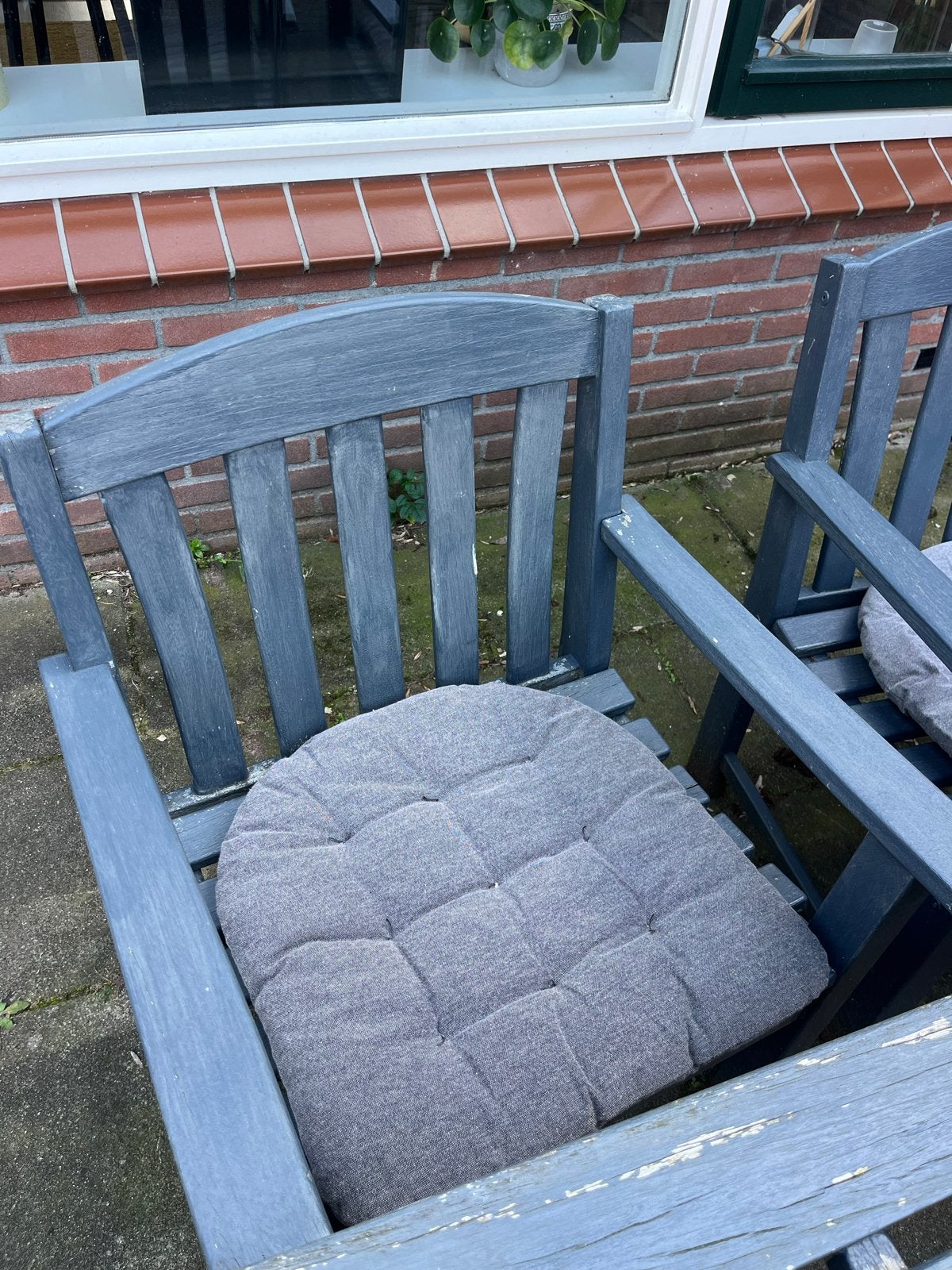 Foto 4 van Robuuste houten tuintafel met 4 stoelen en kussens