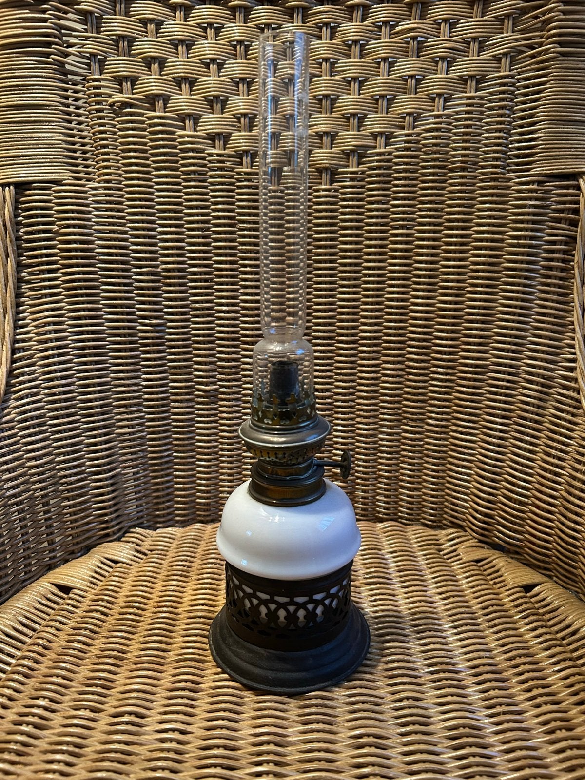 Antieke olielamp met glazen schoorsteen, Ophalen of Verzenden