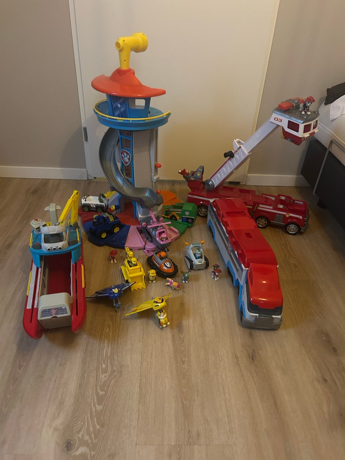 Grote Paw Patrol collectie: uitkijktoren, voertuigen, figure, Kinderen en Baby's, Speelgoed | Overig, Ophalen, Gebruikt, Jongen of Meisje