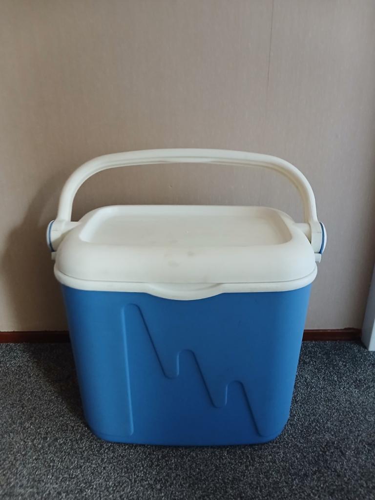 Koelbox 32L Curver met 12 koelelementen, Caravans en Kamperen, Koelboxen, Ophalen, Zo goed als nieuw, Koelbox, Koelelement