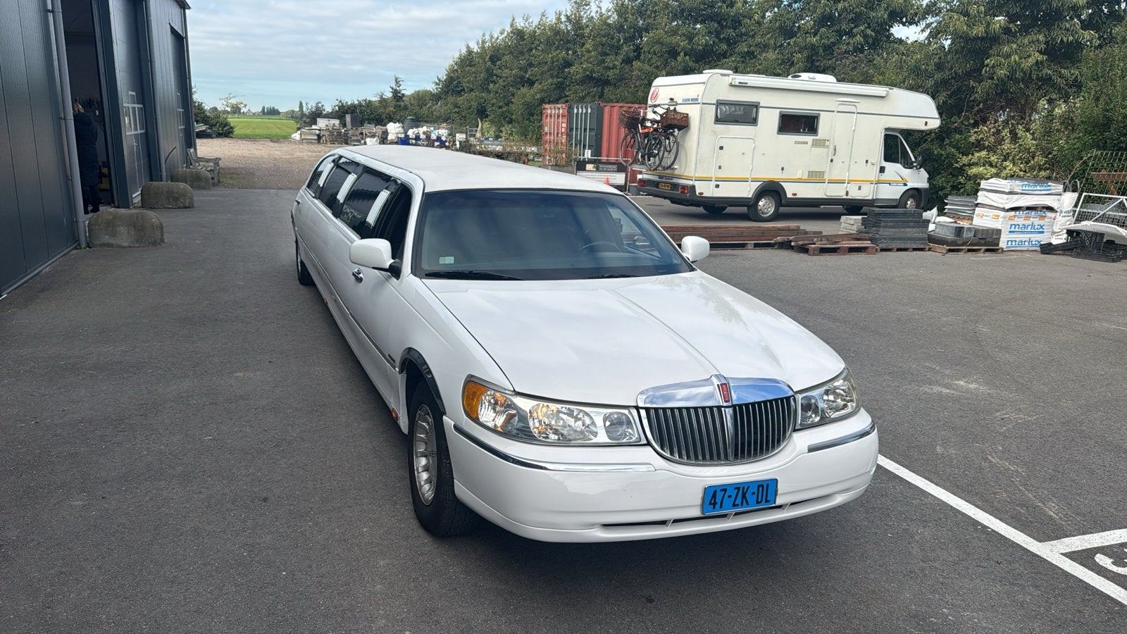 Lincoln Town Car Towncar 2001 Wit en 2003 Roze, Auto's, 242 pk, Town Car, Wit, 2810 kg