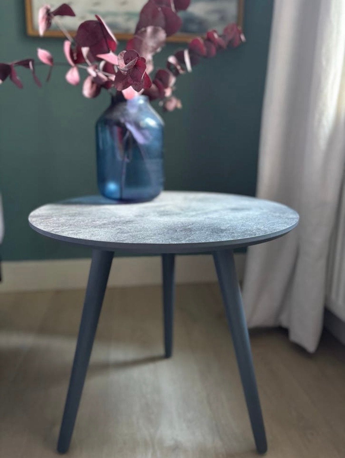 Ronde grijs/blauwe bijzettafel met betonlook blad, Ophalen, Minder dan 45 cm, Minder dan 55 cm, Rond