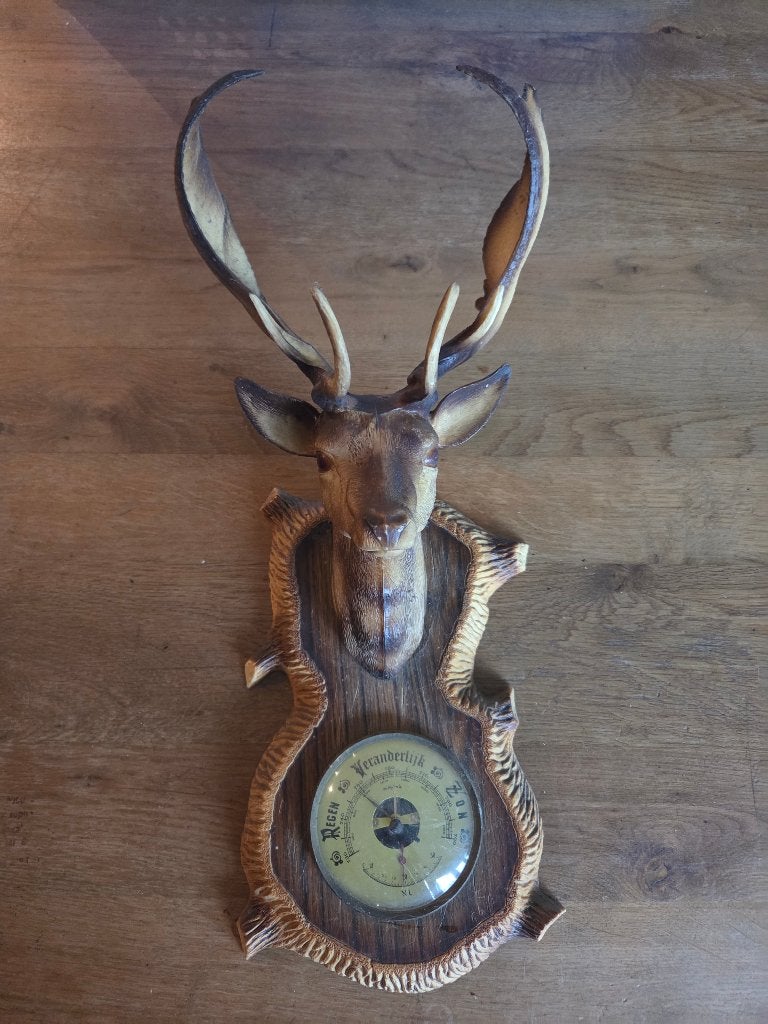 Vintage hertenkop barometer - kunststof op schild - Damhert, Ophalen of Verzenden, Gebruikt, Hert, Beeldje of Figuurtje