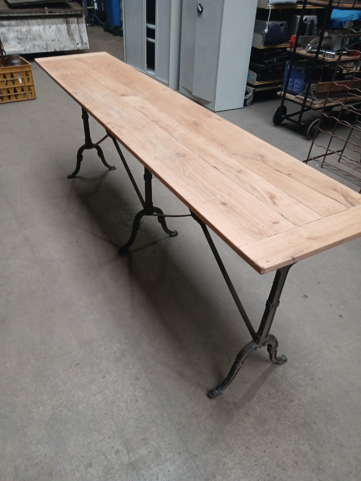 Lange houten tafel met gietijzeren onderstel, Minder dan 50 cm, Gebruikt, Industrieel, robuust, 200 cm of meer