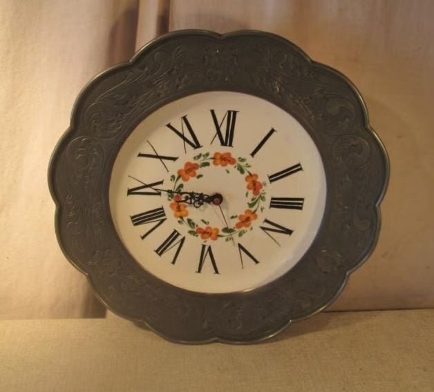 Mooi Retro Wandklok in porselein en tin - 39cm, Ophalen of Verzenden, Zo goed als nieuw, Werkt op batterijen, Wandklok