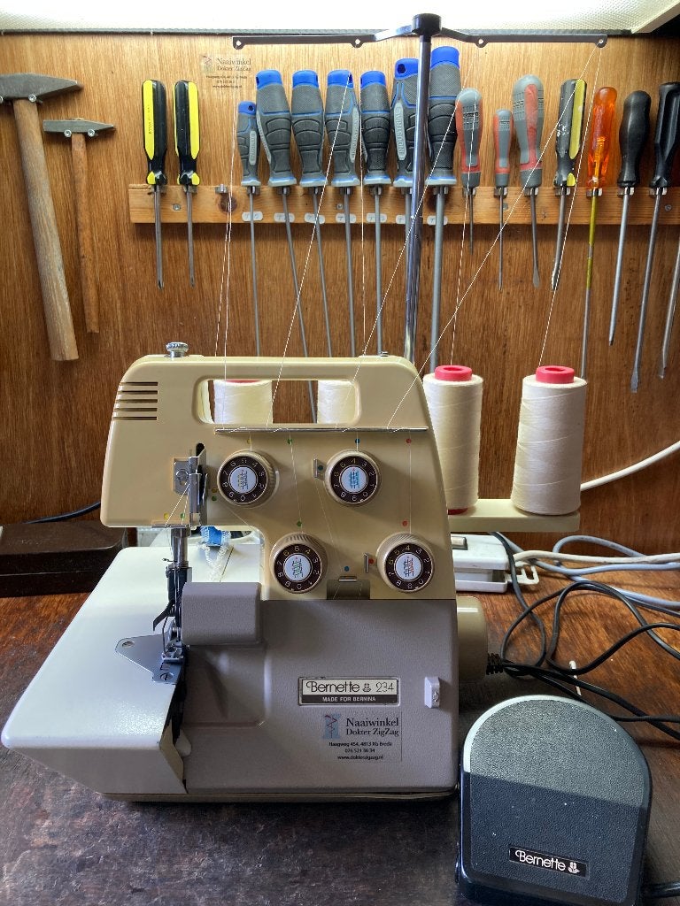 Bernette MO234 - degelijke lockmachine!, Gebruikt, Info@bernina.com, Ophalen of Verzenden, Lockmachine