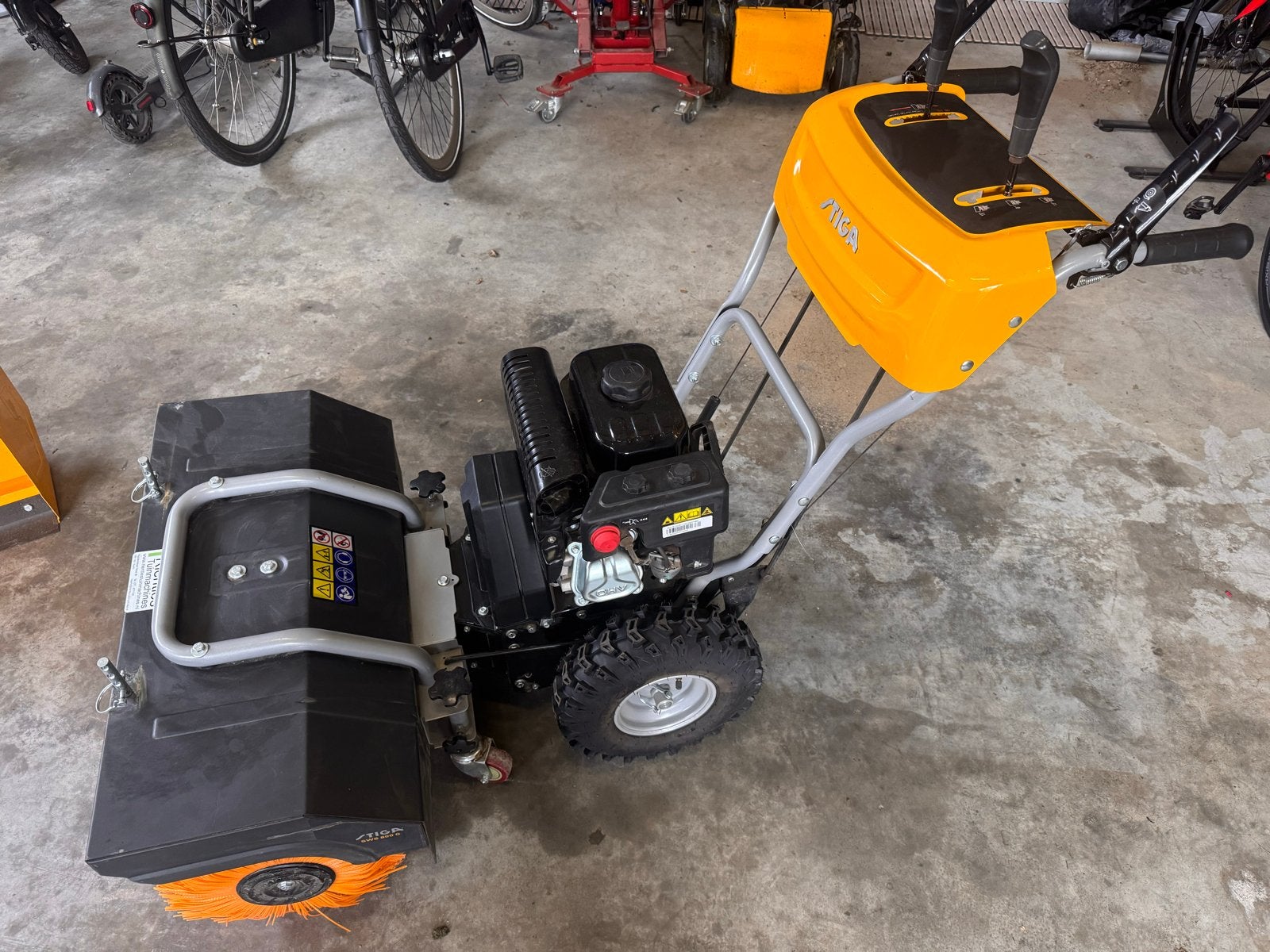 Stiga SWS 800 G Veegmachine met sneeuwschuif, Ophalen, Zo goed als nieuw