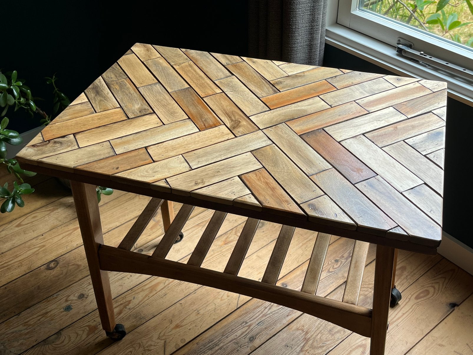Scandinavisch retro bijzettafeltje, 55 tot 75 cm, Zo goed als nieuw, Hout, Ophalen