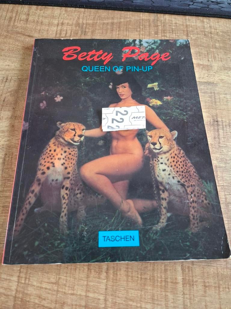 Boek Betty Page Queen of Pin-up Taschen, Ophalen of Verzenden, Gelezen