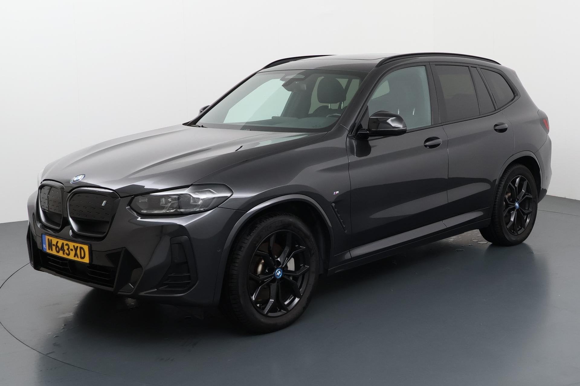 Foto 3 van BMW iX3 Executive 80 kWh Elektrisch rijden met stijl en een