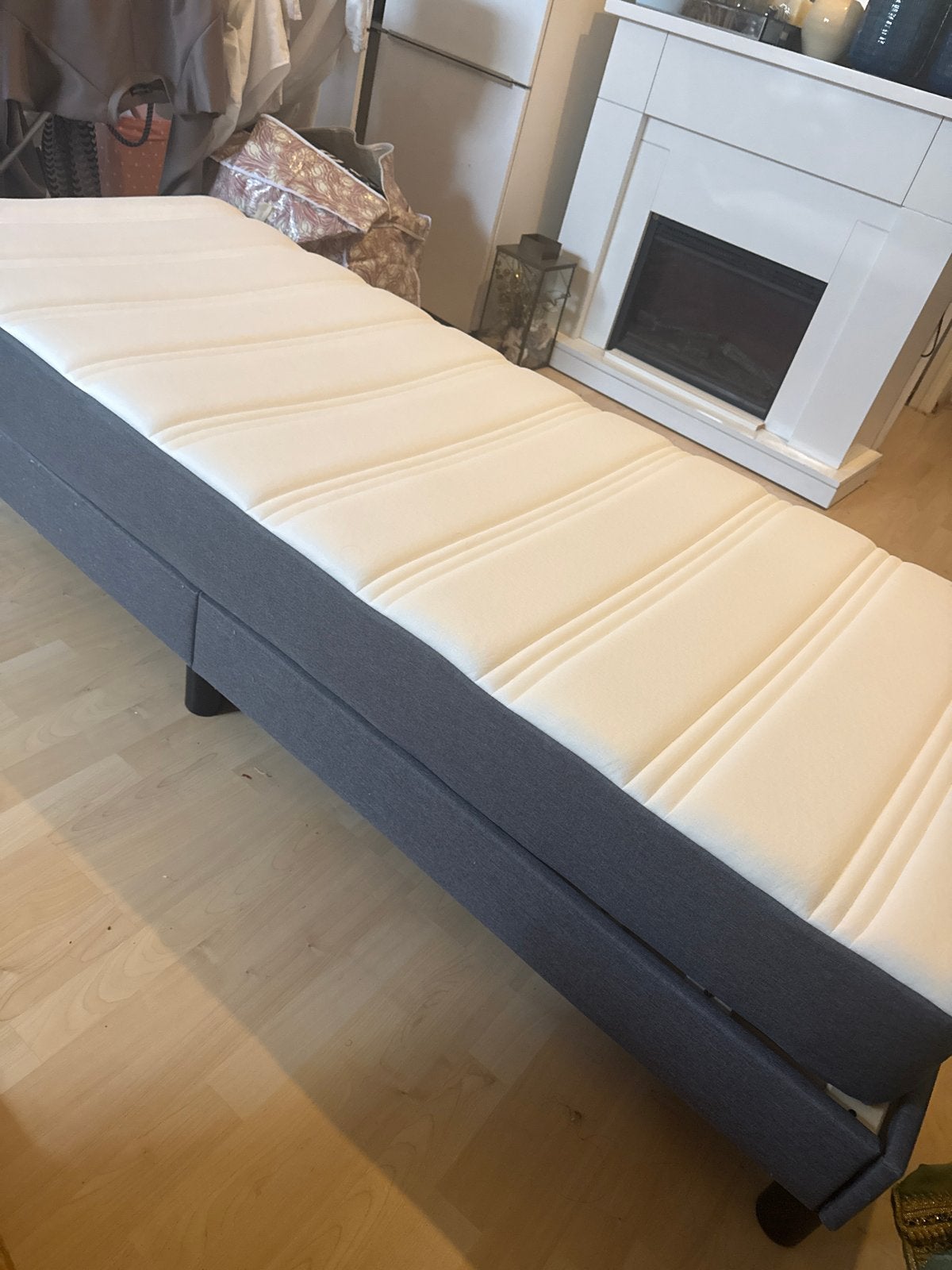 Eenpersoonsbed met lattenbodem - Grijs, Huis en Inrichting, Ophalen, Eenpersoons, Zo goed als nieuw, 80 cm