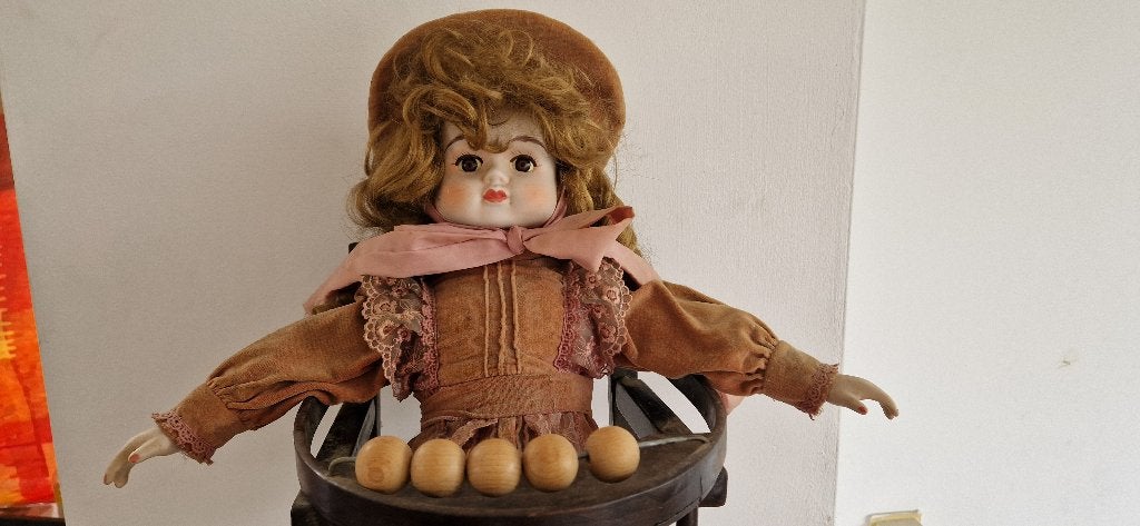 Vintage houten poppenkinderstoel met oude babypop brocante, Ophalen of Verzenden